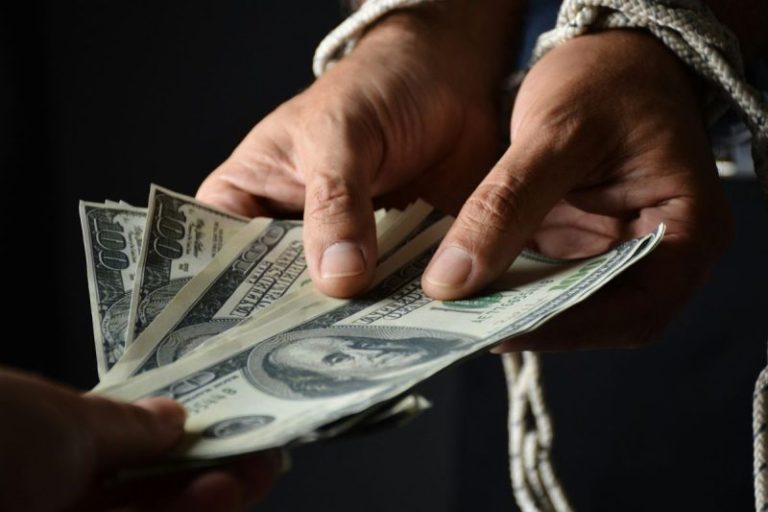 Crypto Market Update: Bitcoin ETFs Bleed US$1.46B in Four Days Amid Stagflation Jitters
